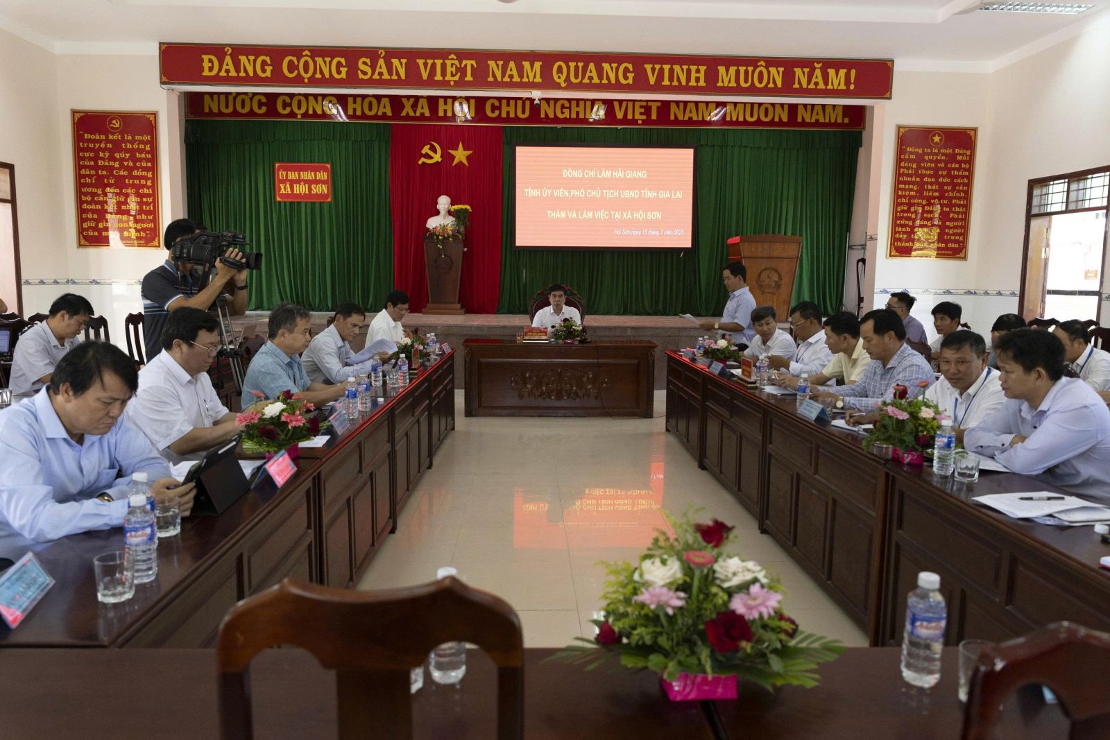 Lãnh đạo Hội Sơn báo cáo tại buổi làm việc
