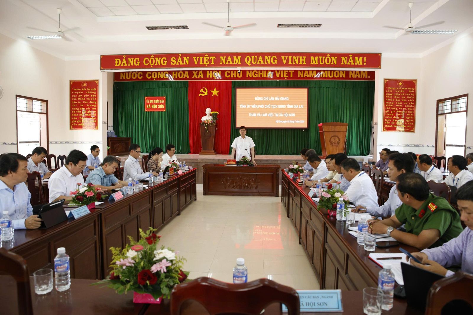 Quang cảnh buổi làm việc
